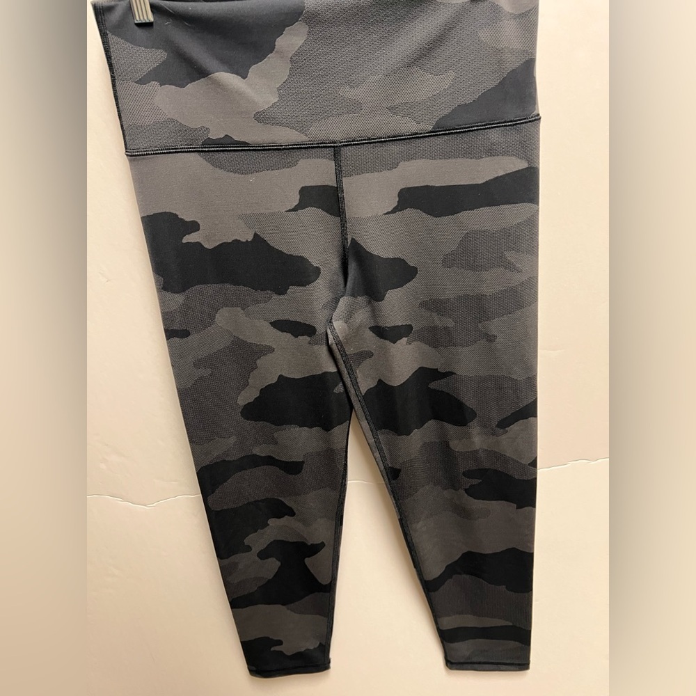 AERIE WOMEN’S CHILL PLAY MOVE BLACK & GRAY CAMOUFLAGE LEGGINGS SIZE XL